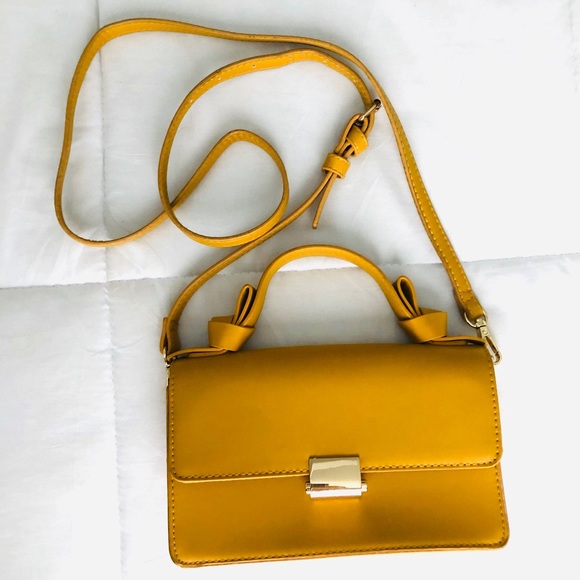 Cross Body Bag - Picture 1 of 4